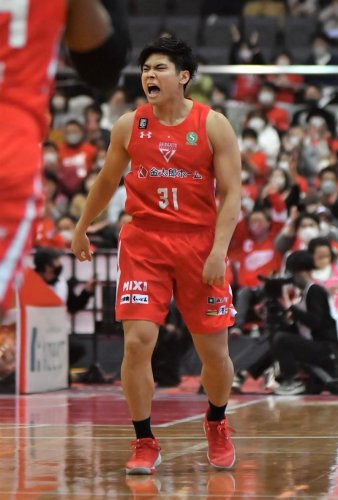 千葉Ｊ－三遠　第１クオーター、３点シュートを決め、ほえる千葉Ｊの原＝船橋アリーナ
