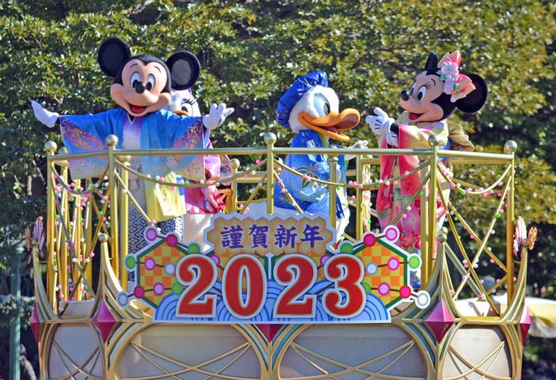 和服姿で新年のあいさつに登場したミッキーたち＝１日、浦安市の東京ディズニーランド
