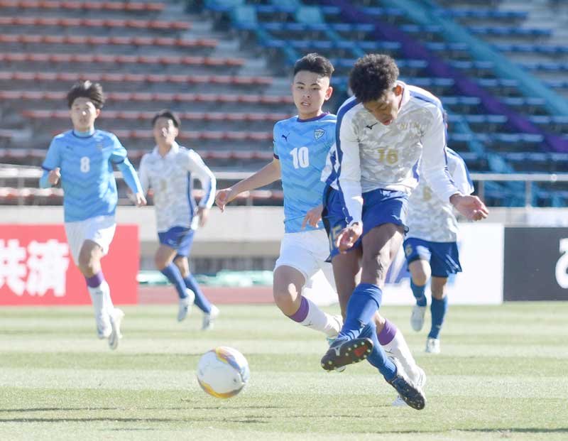 日体大柏ー飯塚　前半、日体大柏のオウイエが先制ゴールを決める＝柏の葉