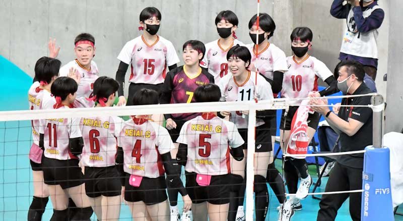敬愛学園―城南学園　第１セット、タイムの間に励まし合う敬愛学園の選手たち＝東京体育館