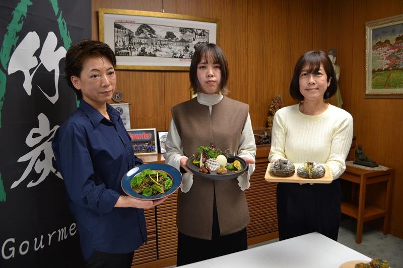 考案した「竹炭グルメ」をＰＲする市内飲食店関係者＝千葉市中央区