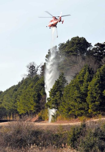 空中から消火活動を行う千葉市消防局のヘリコプター＝６日午後２時５５分ごろ、千葉市若葉区
