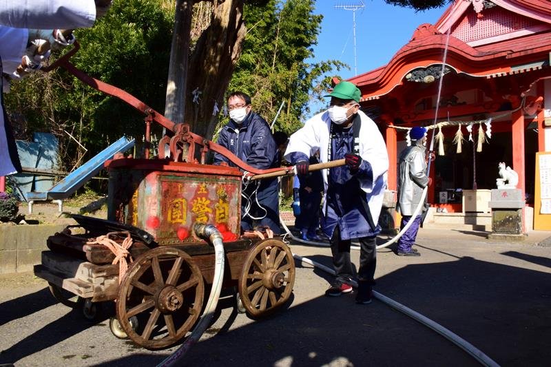 手押しのポンプ車で放水する昌平町自治会の住民＝８日、茂原市
