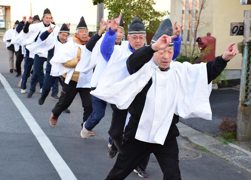 新年の平穏願い、昌平町お水かけ　茂原　繁盛祈る弥勒踊りも