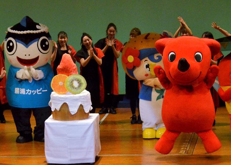 誕生日を祝う会でケーキをプレゼントされたチーバくん＝８日、千葉市中央区