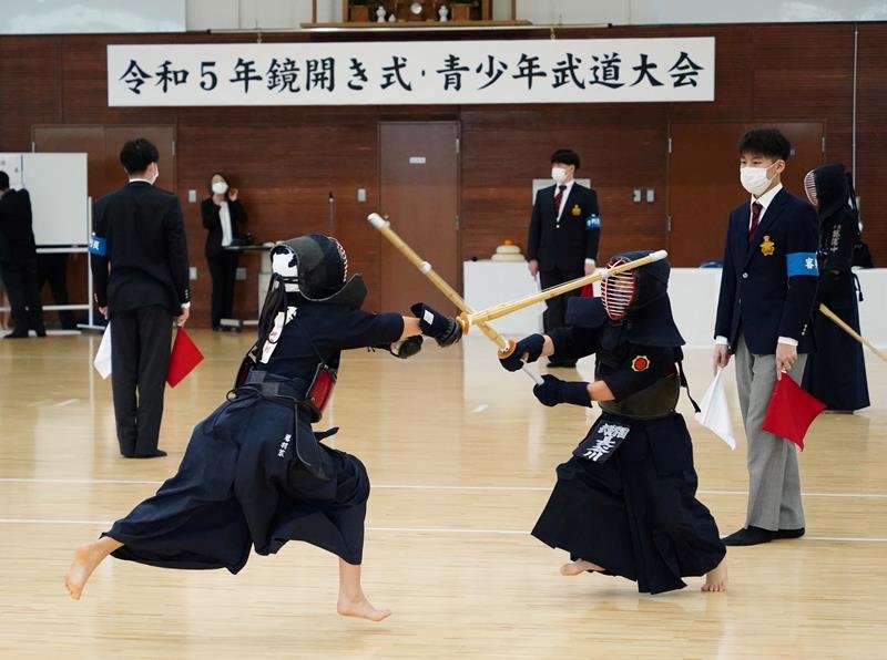 白熱した剣道と柔道の団体戦が行われた青少年武道大会＝勝浦市の日本武道館研修センター