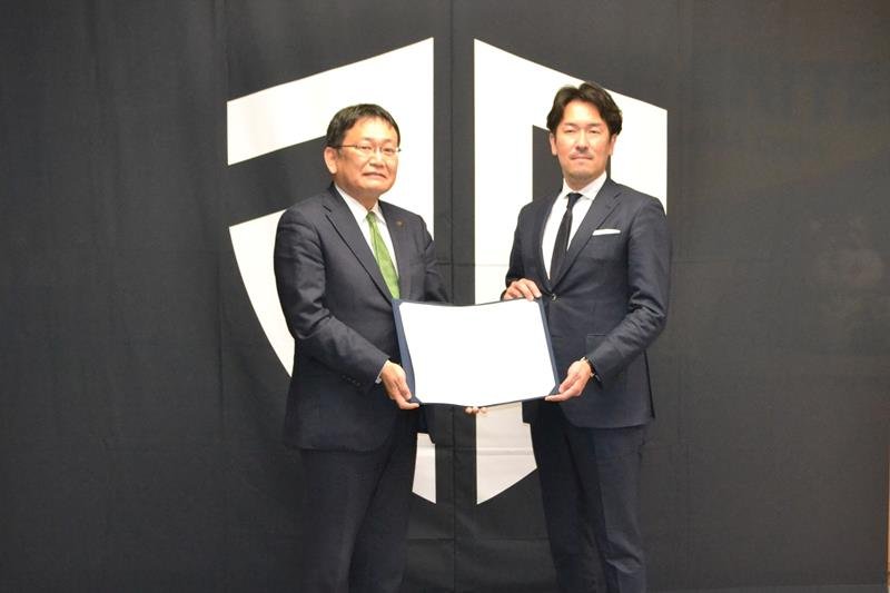 協定を取り交わした神谷市長（左）とアルティーリの新居ＣＥＯ＝市役所
