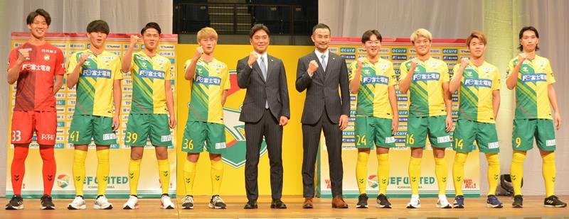 Ｊ２千葉の新体制発表会に登場した新加入の選手たち＝千葉市

