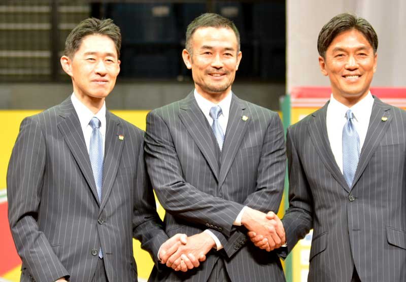 新体制発表会で握手する（左から）島田亮社長、小林監督、鈴木ＧＭ＝１５日、千葉市