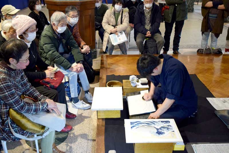 千葉市美術館で行われた刷りの実演＝１８日