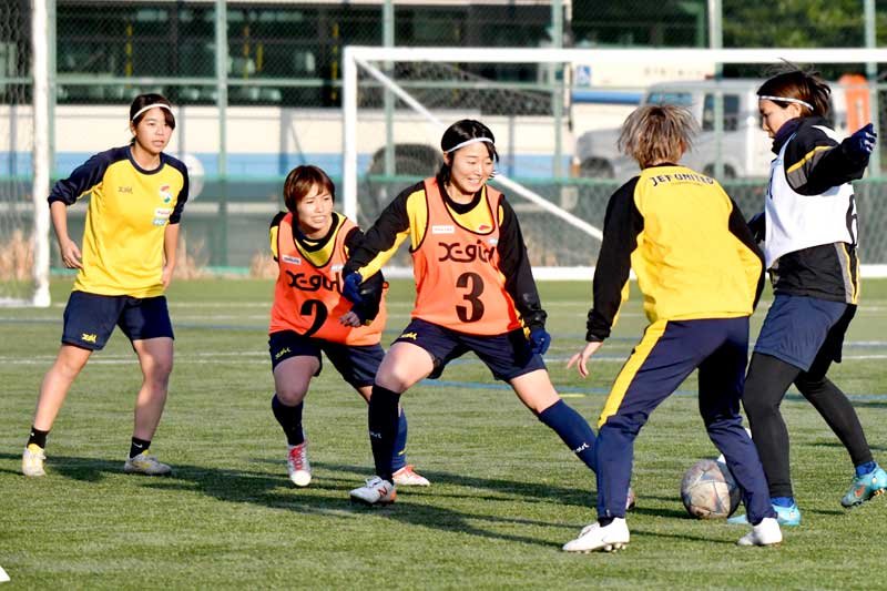 ミニゲームで調整する千葉の選手＝習志野市

