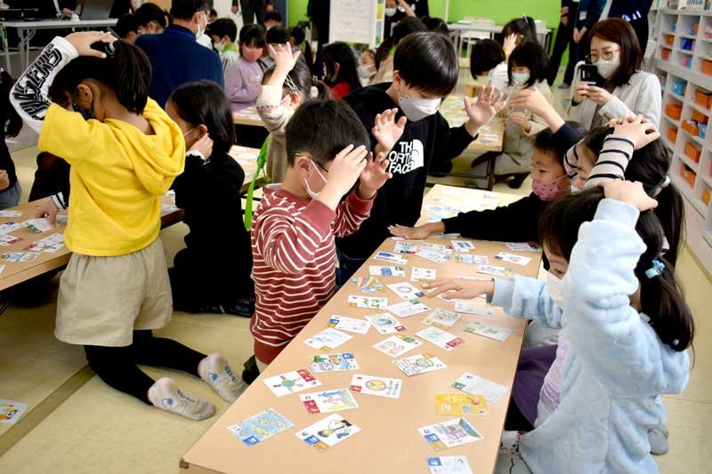 かるたを楽しむ子どもたち＝習志野市