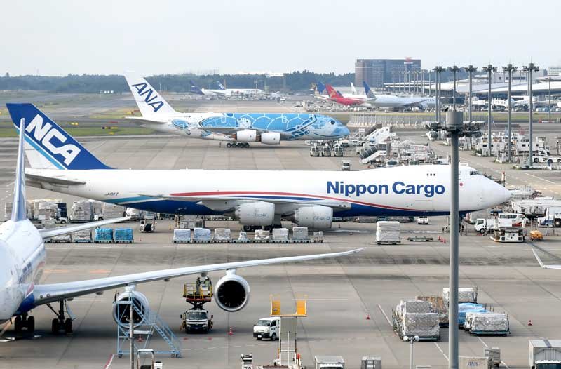 国際航空貨物を運ぶ貨物機が行き来する成田空港