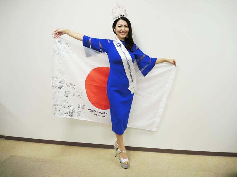 子ども食堂のスタッフらの応援メッセージが書かれた日の丸を手にする金川さん＝流山市