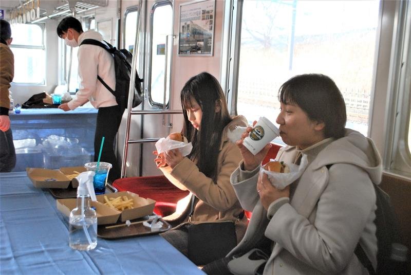 かつての名物車両をカフェに仕立てた撮影見学会＝北総鉄道・西白井保守用基地