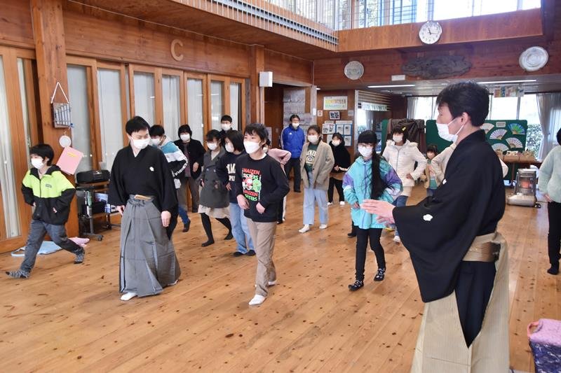 すり足など狂言の基礎を学ぶ神余小児童＝館山市

