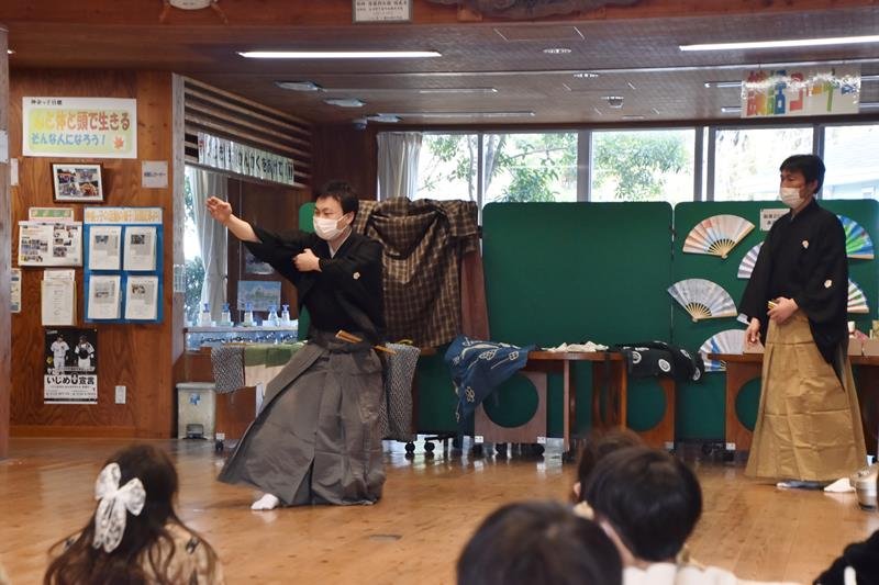 狂言の奥深さ体感　演目鑑賞や発声体験　館山・神余小