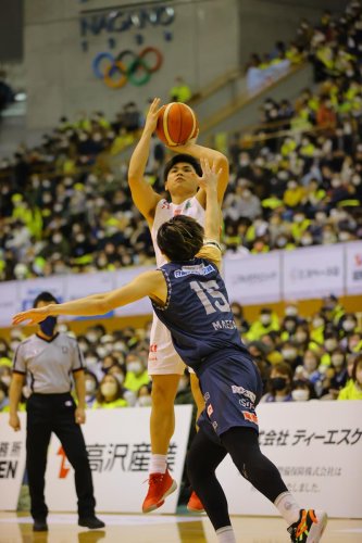 信州―千葉Ｊ　第３クオーター、シュートを放つ千葉Ｊの原＝２２日、ホワイト（Ｂリーグ提供）
