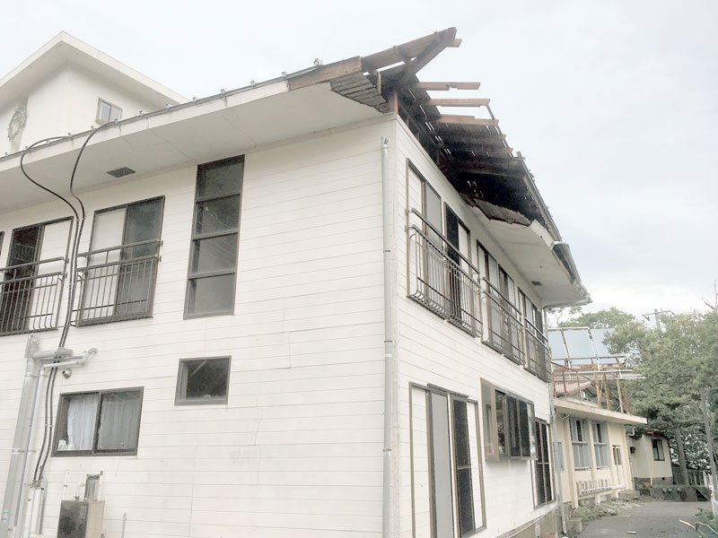 ２０１９年９月の台風で屋根が飛ぶ被害を受けた建物＝館山市（写真はかにた婦人の村提供）