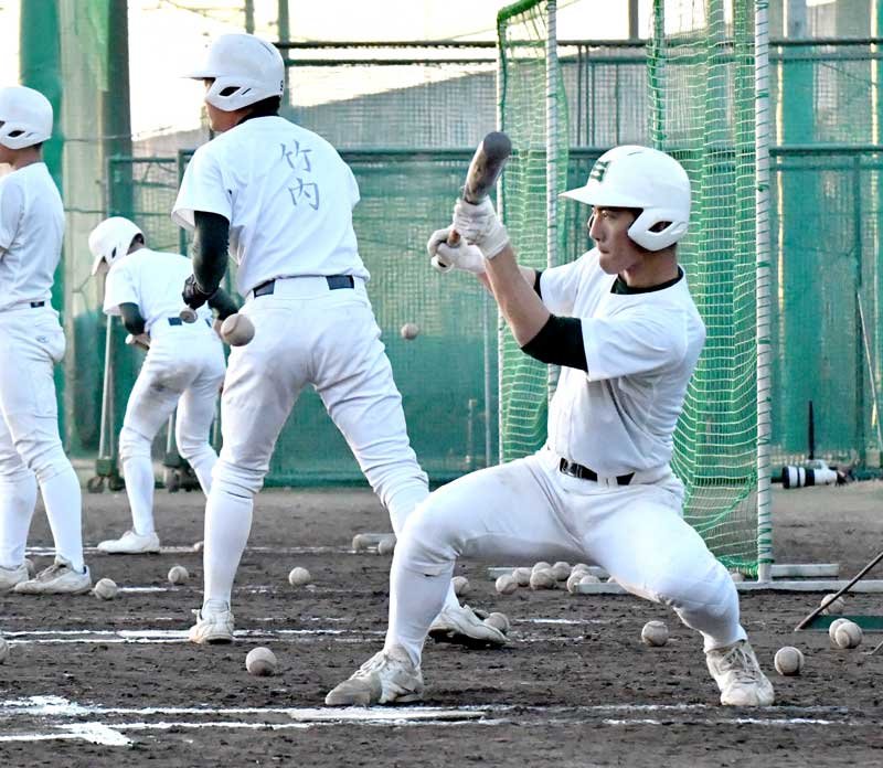 選抜高校野球大会に向け練習する専大松戸ナイン＝松戸市内