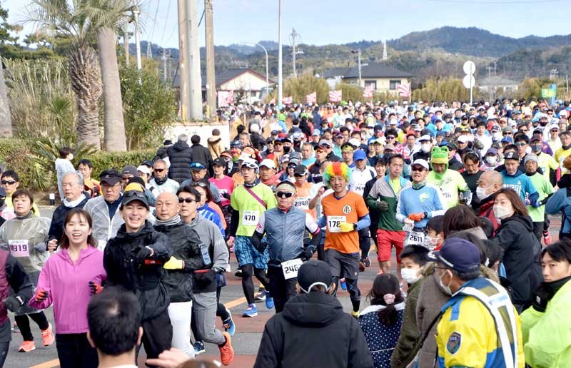 笑顔でコースを走り抜けるランナー＝２９日、館山市