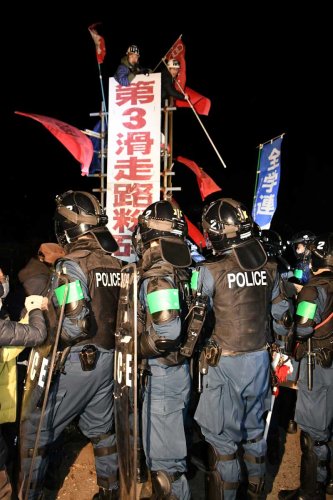強制執行に向けて空港反対派を取り囲む県警機動隊員＝１５日午後８時１０分ごろ、成田市天神峰