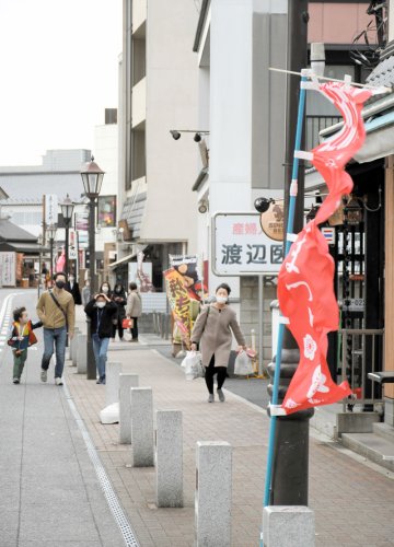 旗が激しく揺れるほどの強い風が吹いた成田山参道＝１９日午後３時２５分ごろ、成田市
