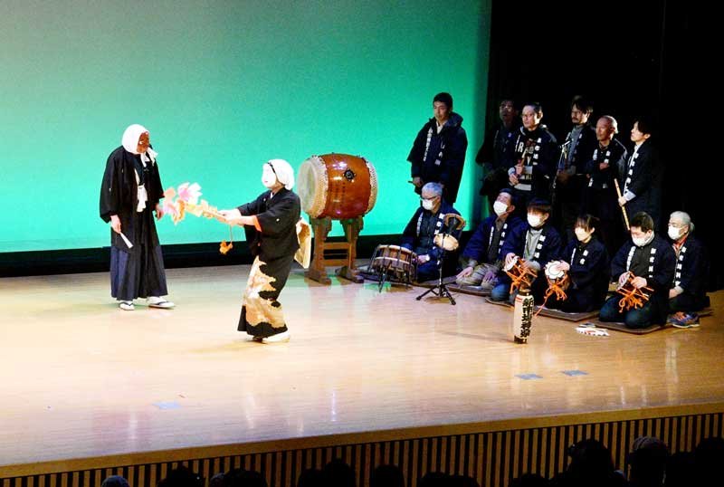 約２０年ぶりに披露された新市場の神楽の演目「おかめ・ひょっとこ」＝香取市