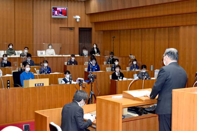 八街市の北村市長（手前）ら執行部に質問をぶつける子ども議員＝３０日、同市議会議場