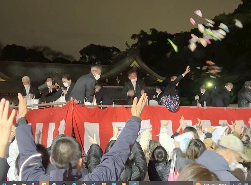 姉埼神社の節分祭で行われた豆まき＝３日夜、市原市

