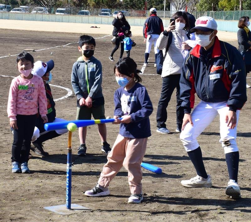 高校球児に教わりバットを振る子どもたち＝長生村
