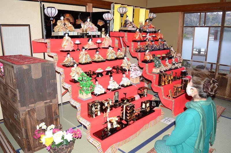 八鶴館の館内で展示されているひな人形＝東金市