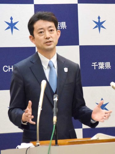 ３月１３日からマスク着用を「個人の判断に委ねる」と記者会見で表明した熊谷知事＝１７日、県庁