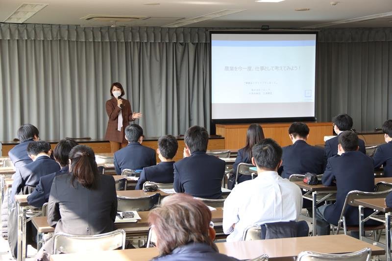 農業をテーマに講演する三浦さん＝多古町役場（多古町提供）