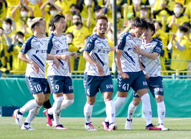 ちばぎんカップで勝利したＪ２千葉　前半、新加入の小森（右から２人目）が先制ゴールを決めた＝１２日、三協Ｆ柏