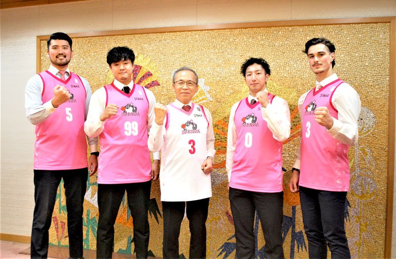 地元開催の王座決定戦に向け、市長とユニホーム姿で意気込む「ＳＡＫＵＲＡ」の選手たち＝船橋市役所