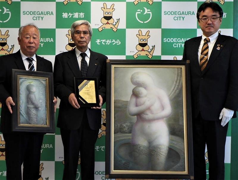中島さん（中央）と、母子像を描いた作品「慈愛」を挟み粕谷市長ら＝袖ケ浦市
