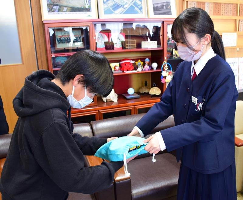 義援金を長生中の生徒（右）に渡す児童＝長生中
