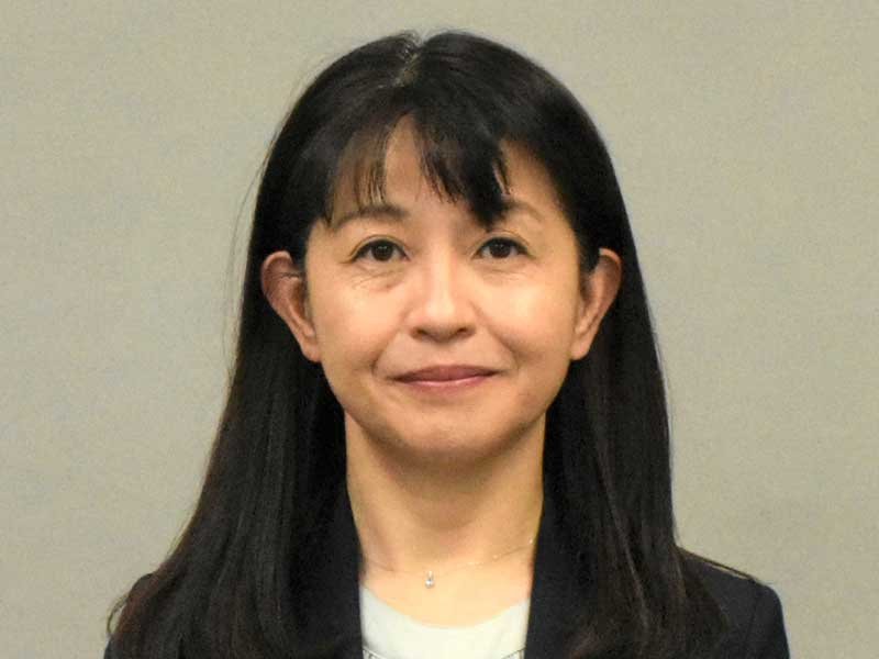 芳井由美氏
