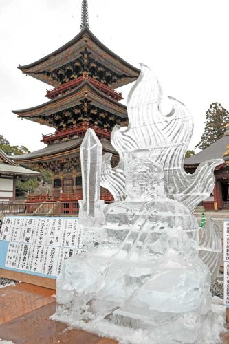 氷の彫刻で腕競う　緻密に作られた竜やカジキ　職人手掛けた１７作品、見学者を魅了　成田山新勝寺