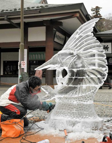 氷の彫刻で腕競う　緻密に作られた竜やカジキ　職人手掛けた１７作品、見学者を魅了　成田山新勝寺