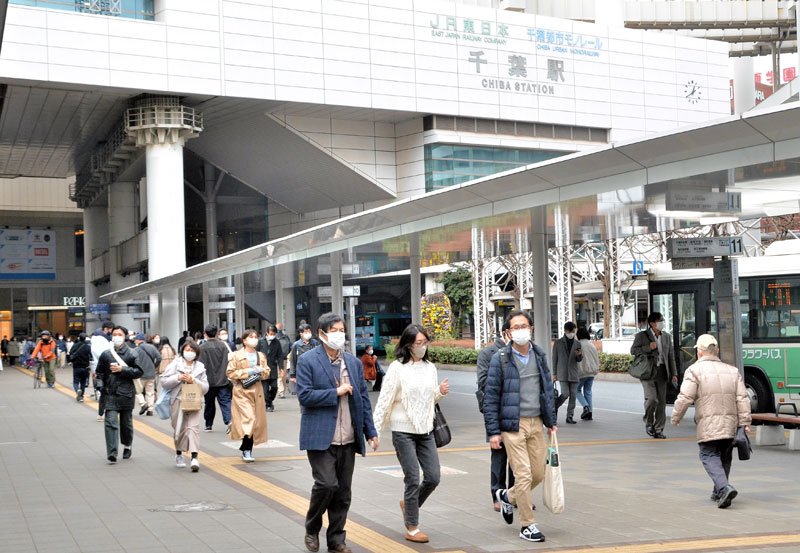 マスクを着けてＪＲ千葉駅前を歩く人たち＝６日、千葉市中央区