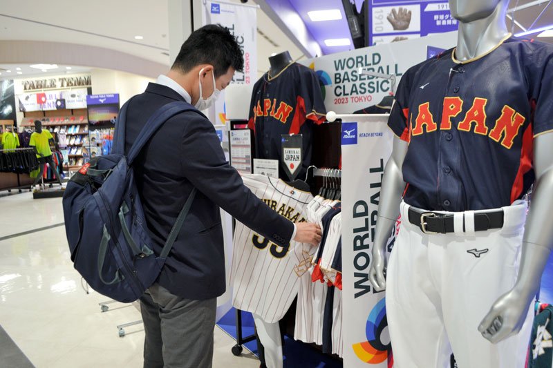 侍ジャパンのユニホームを選ぶ客＝千葉市美浜区のスポーツオーソリティ幕張新都心店
