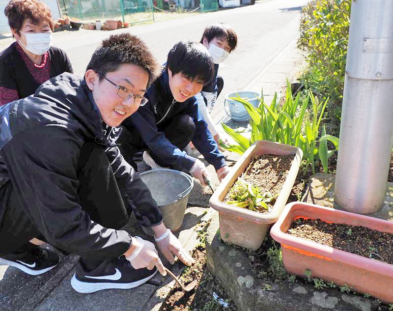 高校入学を控え、上総亀山駅に感謝を込めて草取りをする男子生徒ら＝２０日、君津市