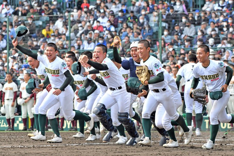 高知との３回戦に勝利し、笑顔の専大松戸ナイン＝２７日、甲子園球場
