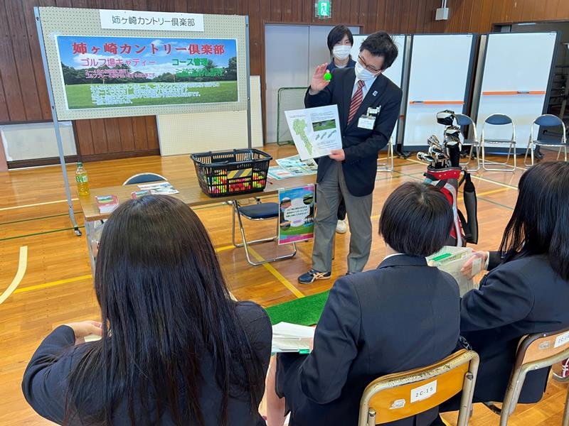 ゴルフ場の仕事について説明する人事担当者＝市原市の市原高校体育館
