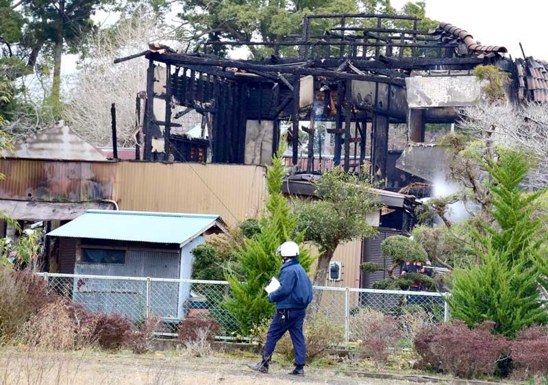 全焼した住宅＝６日午前１１時半ごろ、茂原市早野