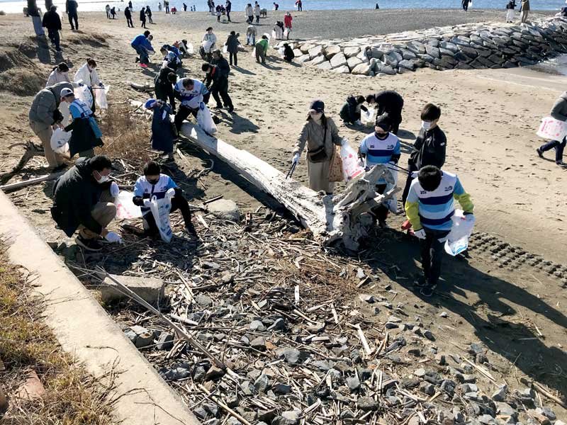 海岸のごみを拾う参加者ら＝２月１１日、千葉市美浜区の幕張の浜（千葉テレビ提供）