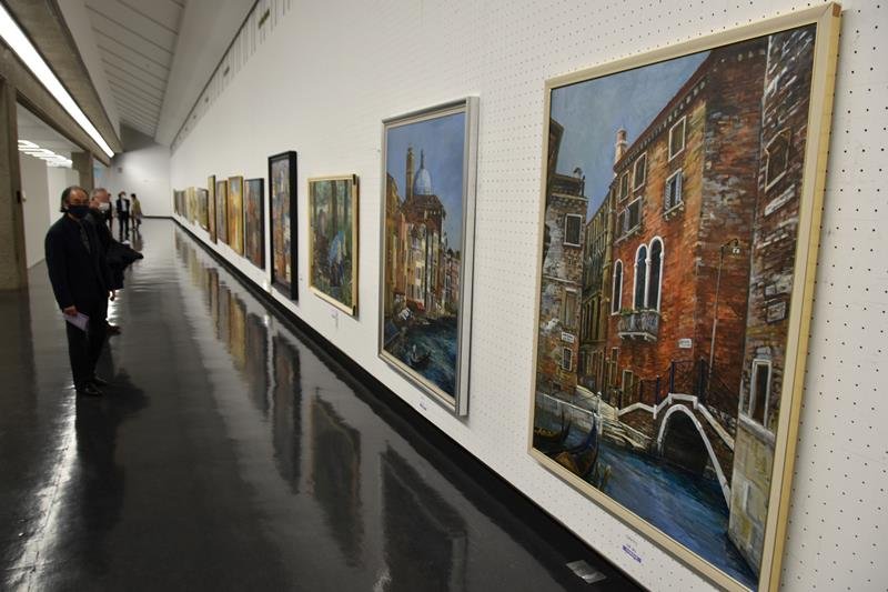 独創的な作品が並ぶ「平成美術会展」＝千葉市中央区の県立美術館
