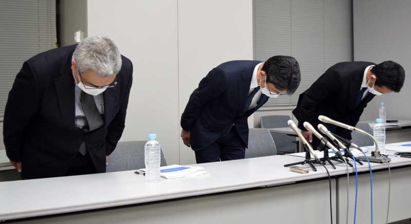 排水基準等の超過とデータの改ざんについて、謝罪するグリコマニュファクチャリングジャパンの白石社長（中央）ら＝７日、千葉県庁